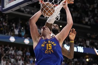 Nikola Jokic (15) au dunk devant LeBron James l'imag du match en quelque sorte. KEYSTONE/AP/Jack Dempsey